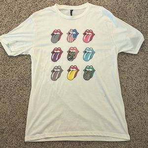 I am selling this comfy oversized T-shirt!!